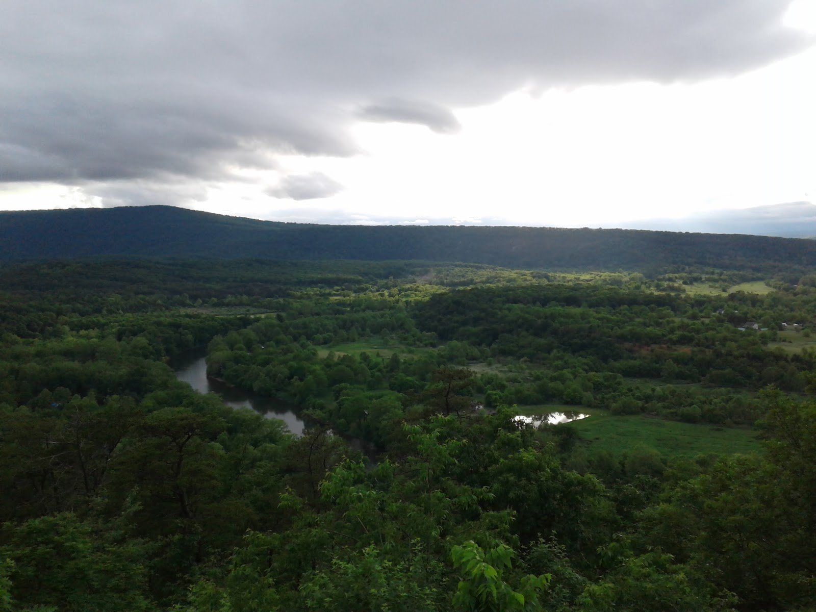 The river bend seen from the ridge on the final approach.